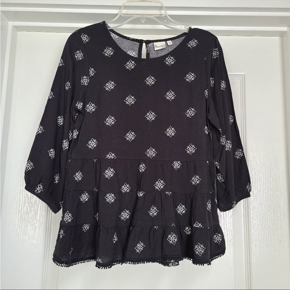 Mudd black and white patterned blouse. - Picture 1 of 4